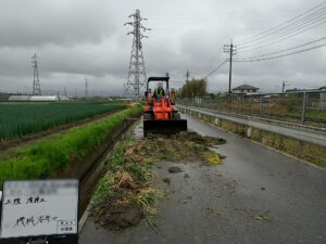 農道の泥を撤去作業